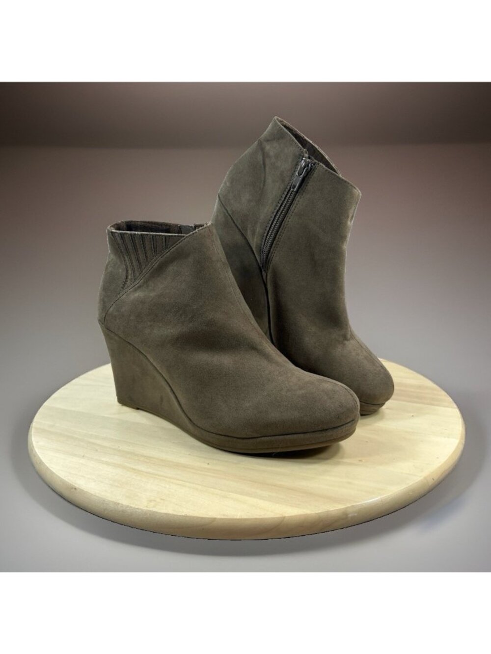Rampage Women's 8 beige Suede Ankle Bootie Wedge Round Toe w/ Side Zip Ram Jabby